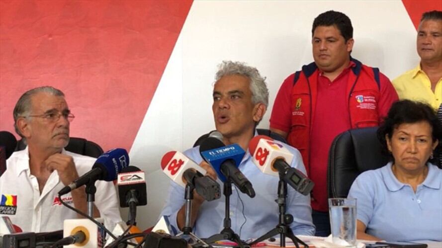 Autoridades adelantan un plan para el desarme de la draga para que pueda salir a flote.. Foto: Minambiente