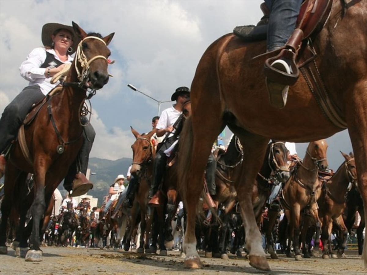 Más de 60 caballistas intentaron realizar cabalgata no autorizada el día de velitas en Envigado