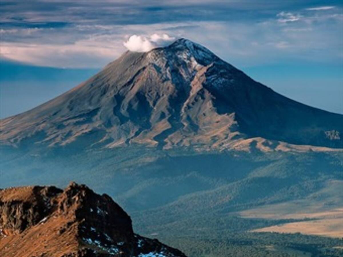 Volcán mexicano lanza exhalaciones de vapor a un kilómetro de altura