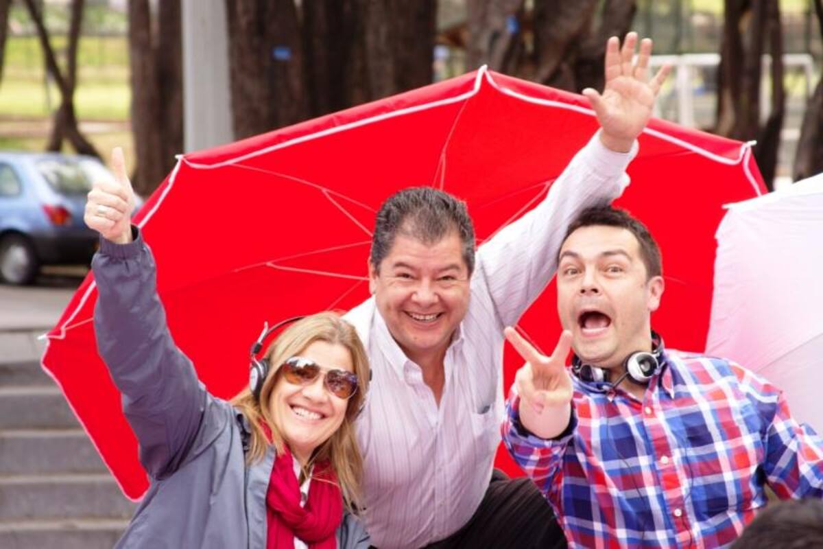 Locutores de A vivir compartiendo su felicidad con oyentes