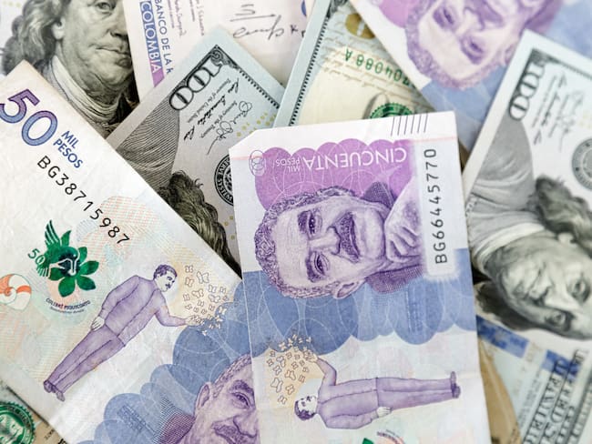 Imagen de referencia de dólar y peso colombiano.