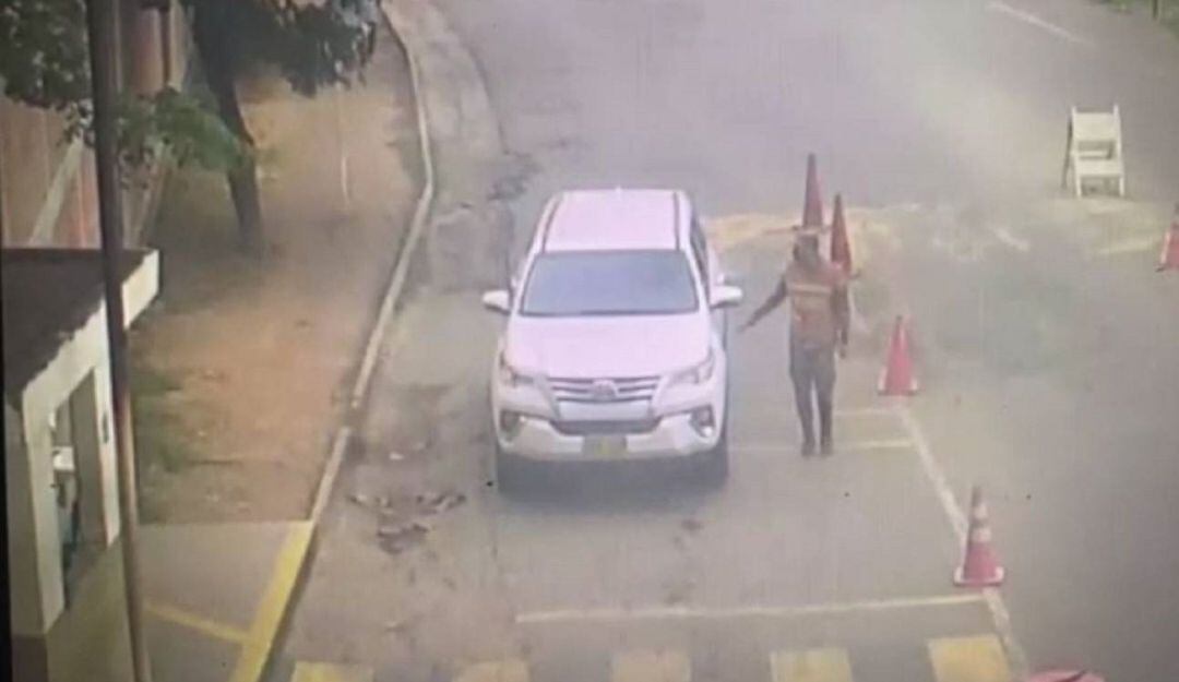 El vehículo cargado con explosivos entra a la Brigada 30 luego de una inspección de la guardia.