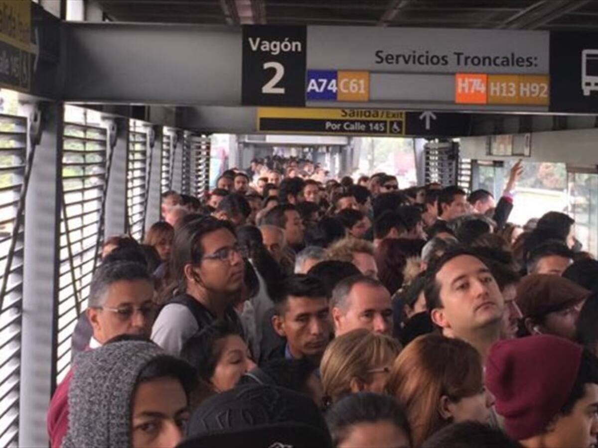 Bus de Transmilenio varado generó retrasos de hora y media en el sistema