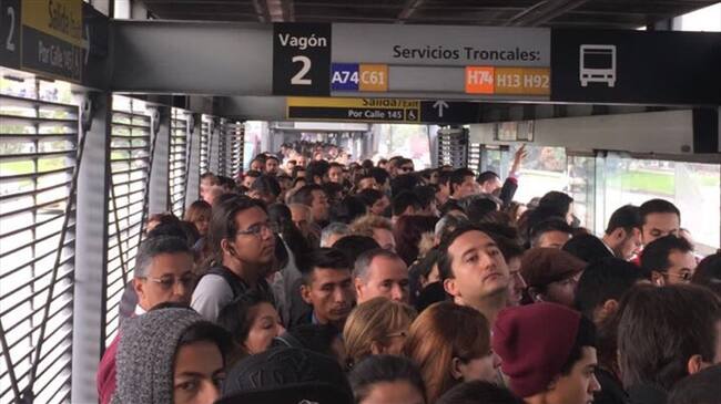 Bus de Transmilenio varado generó retrasos de hora y media en el sistema. Foto: Fabián Romero - W Radio
