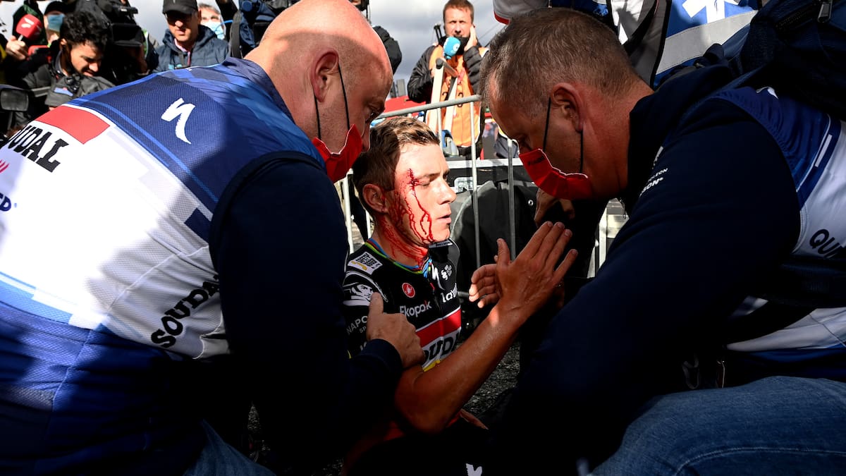 Video: Remco Evenepoel sufrió un fuerte golpe en la celebración del triunfo de la etapa 3