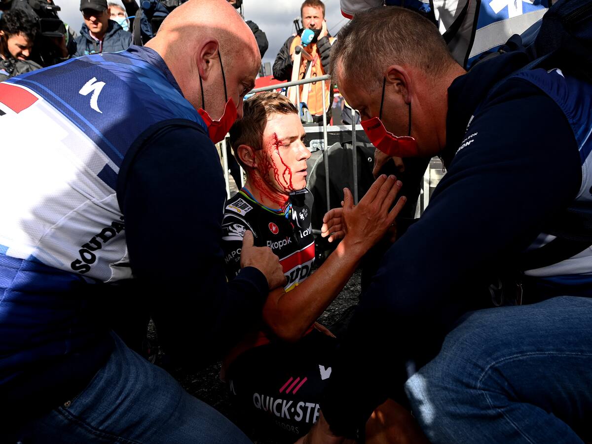 Video: Remco Evenepoel sufrió un fuerte golpe en la celebración del triunfo de la etapa 3