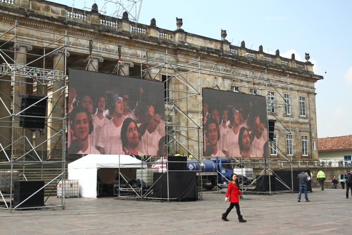 El acto, que se llevará a cabo en horas de la mañana, tendrá lugar en el Teatro Colón de Bogotá, construido entre 1885 y 1895 en pleno centro de la ciudad, justo en frente del Palacio de San Carlos, sede del Ministerio de Relaciones Exteriores.