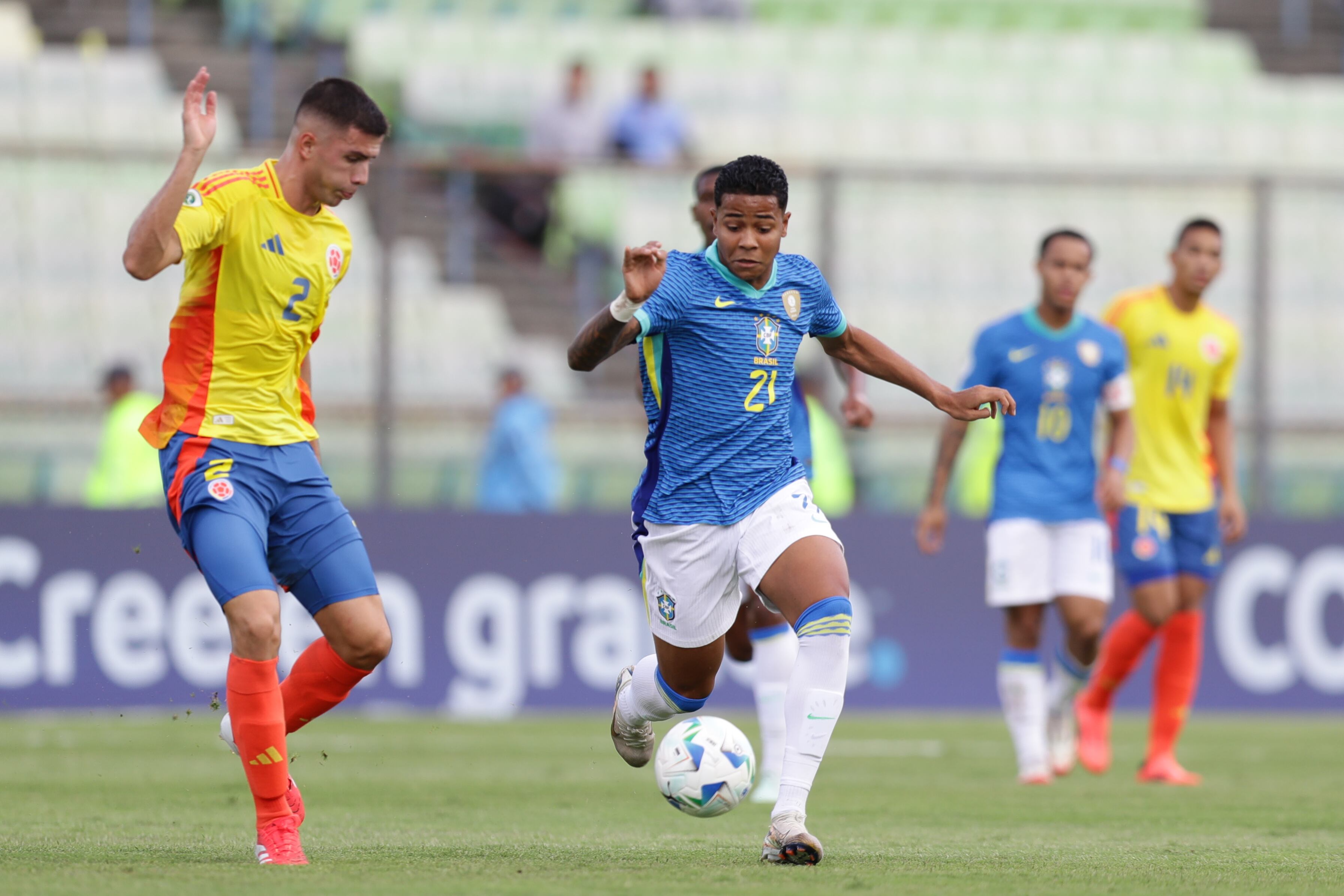 Simón García (i) de Colombia disputa un balón con Wesley Gassova de Brasil este viernes, en un partido del hexagonal final del Campeonato Sudamericano sub-20 entre las selecciones de Colombia y Brasil en el estadio Olímpico de la Universidad Central en Caracas (Venezuela). EFE/ Ronald Peña R