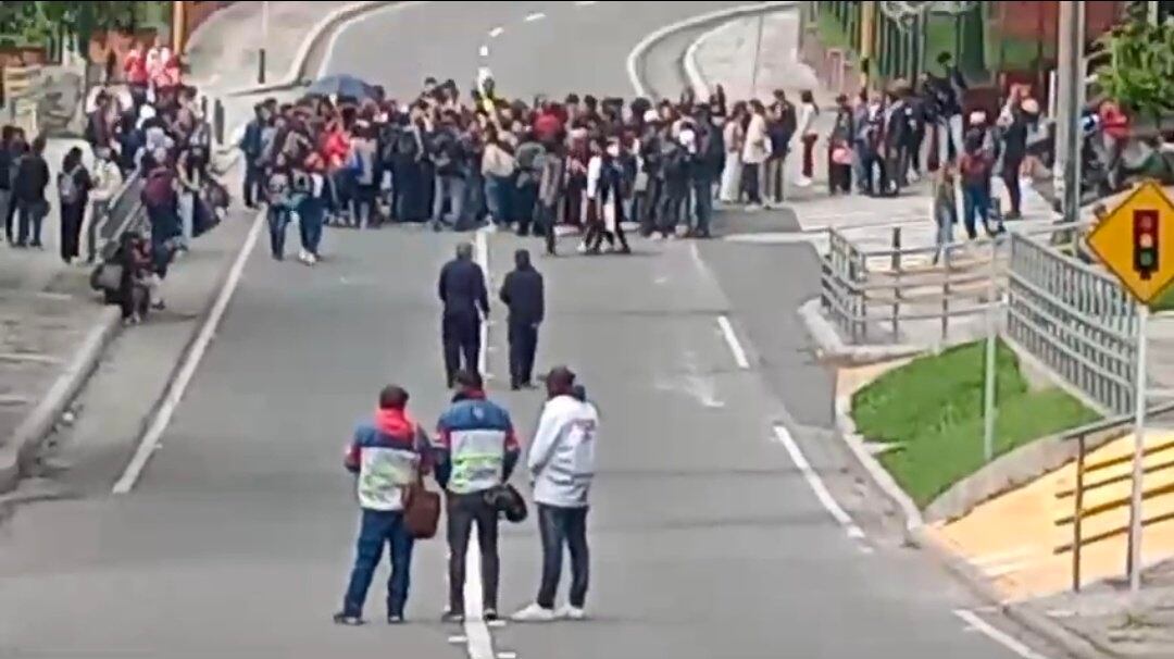 Bloqueos intermitentes en la Av. Circunvalar en inmediaciones a la Universidad Distrital - Tránsito Bogotá