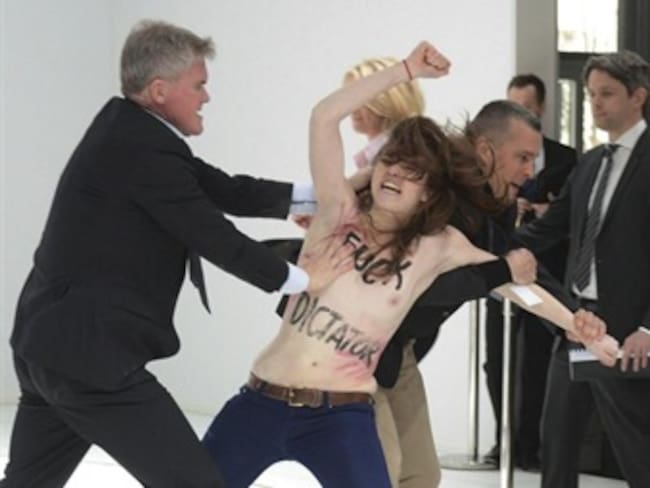 Activistas semidesnudas protestan contra Putin en la Feria de Hannover