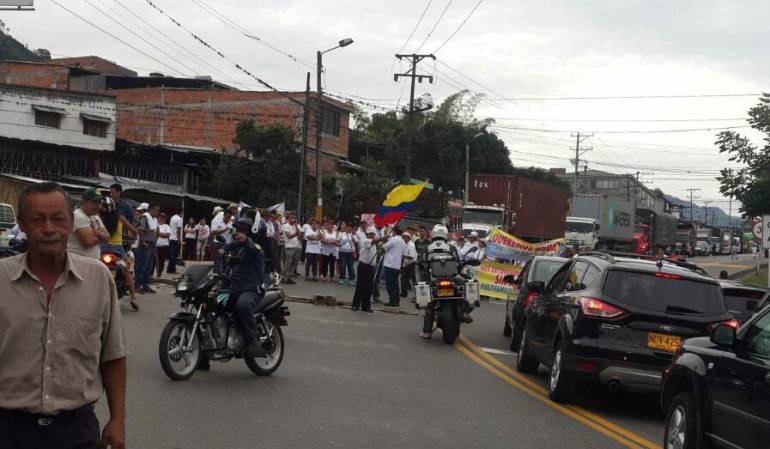 Protesta vía al Alto de la Línea.