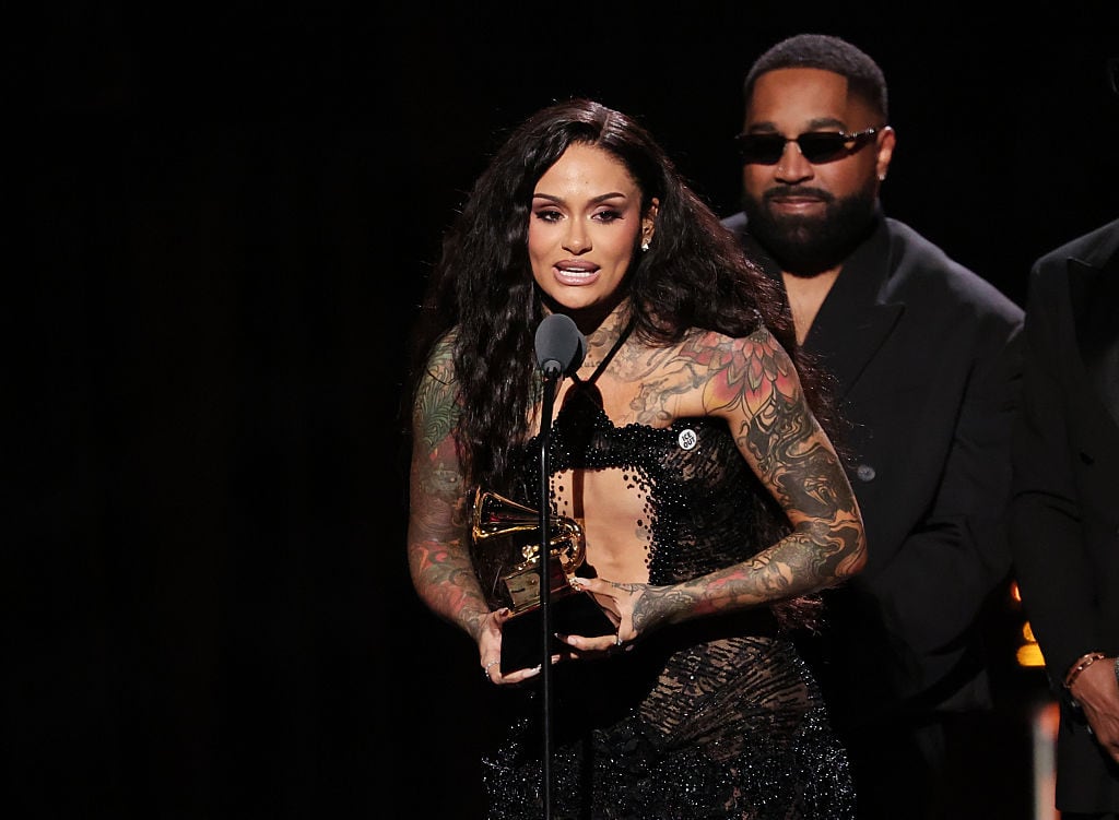 Kehlani y Dixson reciben el premio a la mejor canción R&B por el sencillo "Folded" en los premios GRAMMY 2026. Los Angeles, California. (Cortesía: Rich Polk/Billboard via Getty Images)