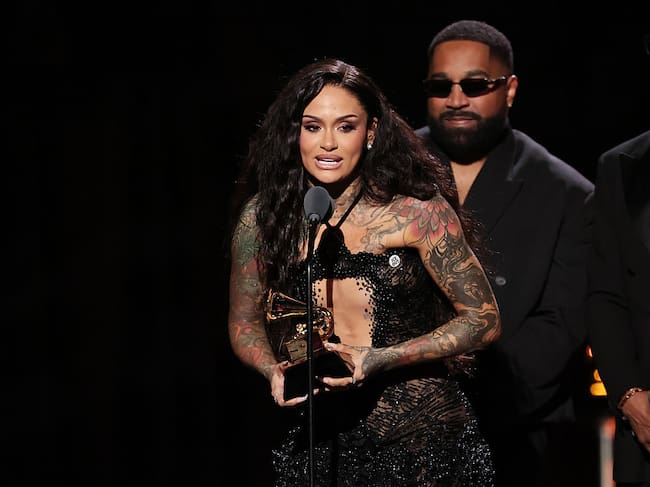 Kehlani y Dixson reciben el premio a la mejor canción R&B por el sencillo "Folded" en los premios GRAMMY 2026. Los Angeles, California. (Cortesía: Rich Polk/Billboard via Getty Images)