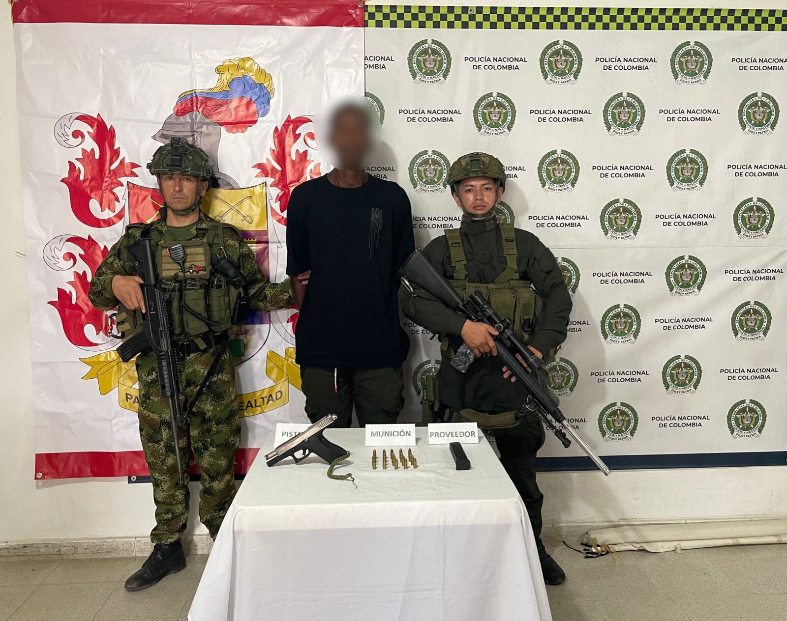 En El Bagre, Antioquia, Ejército y Policía capturan a alias el Negro o Velia, presunto cabecilla del Clan del Golfo. Cortesía: Ejército Nacional.