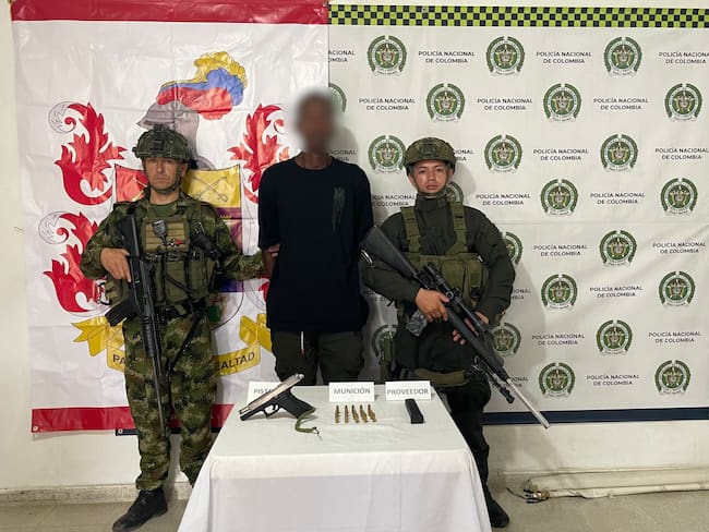En El Bagre, Antioquia, Ejército y Policía capturan a alias el Negro o Velia, presunto cabecilla del Clan del Golfo. Cortesía: Ejército Nacional.