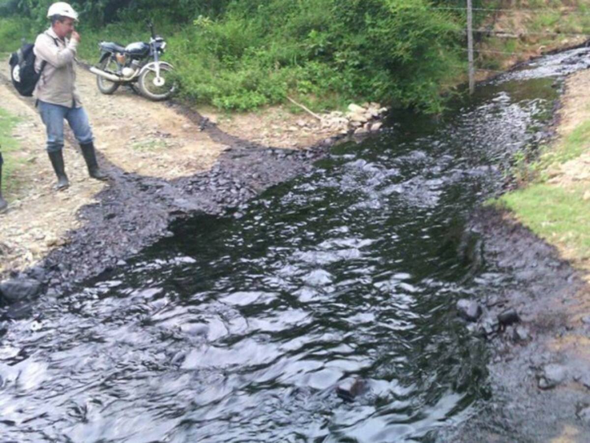 Crudo derramado tras atentado en Boyacá afectó una quebrada y el río Arauca