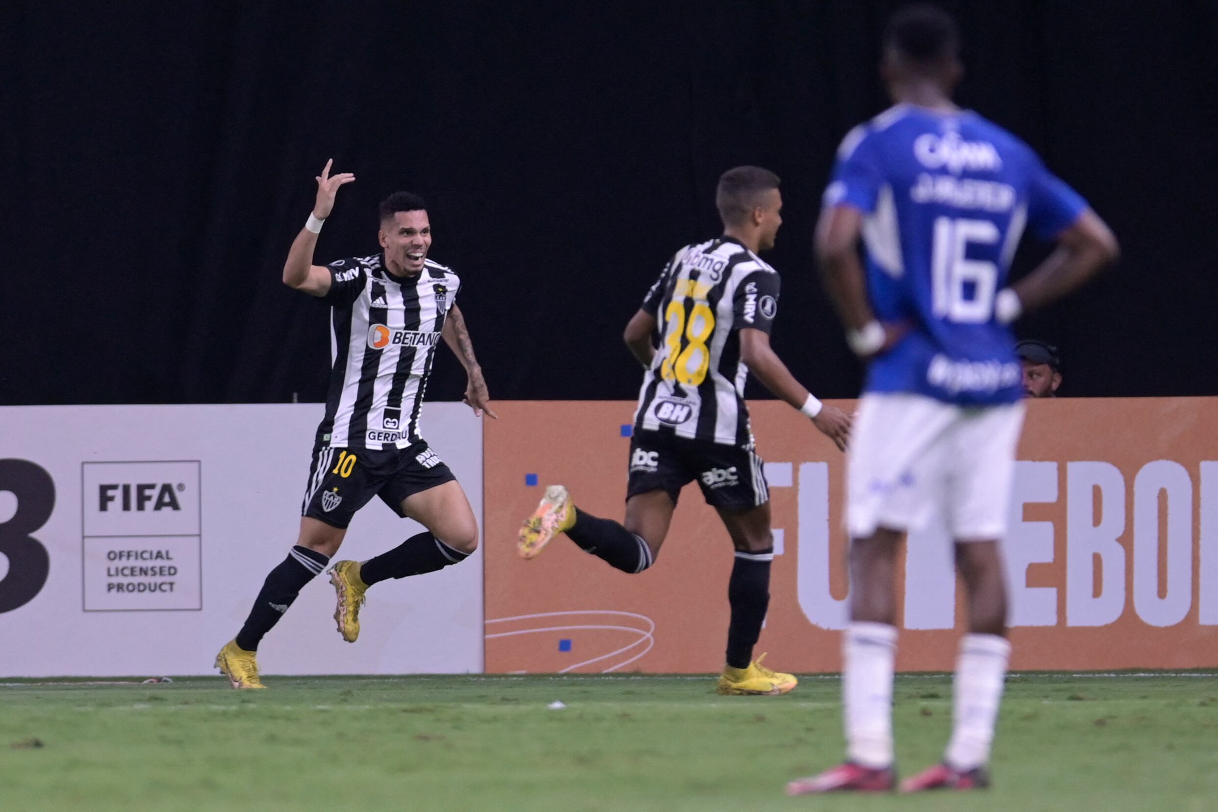 Paulinho festeja uno de sus dos goles en Belo Horizonte ante Millonarios. (Photo by DOUGLAS MAGNO/AFP via Getty Images)