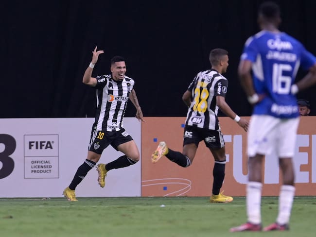 Paulinho festeja uno de sus dos goles en Belo Horizonte ante Millonarios. (Photo by DOUGLAS MAGNO/AFP via Getty Images)