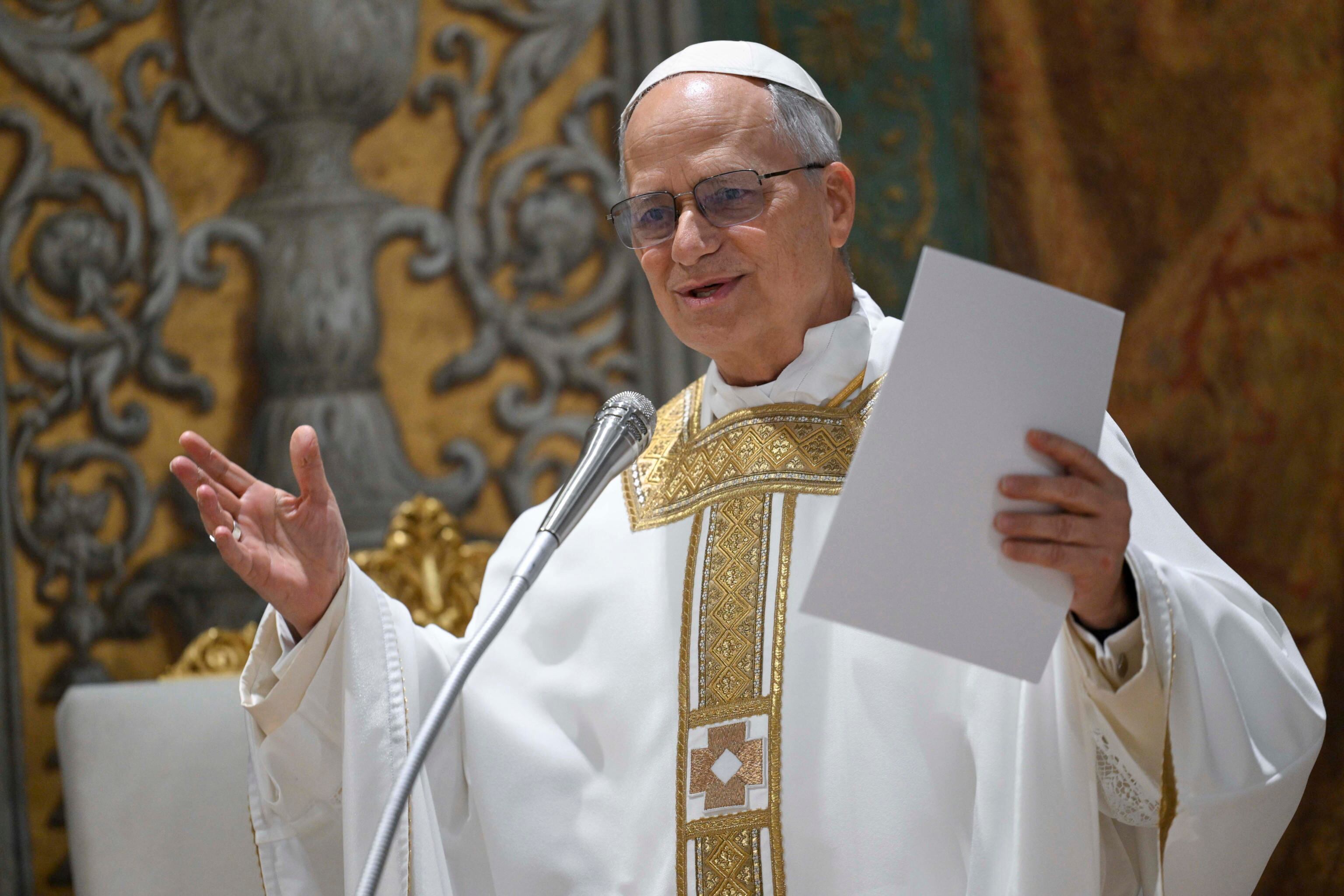 Vatican City (Vatican City State (Holy See)), 09/05/2025.- A handout picture provided by the Vatican Media shows Pope Leo XIV celebrating Mass with the Cardinal electors in the Sistine Chapel in Vatican City, 09 May 2025. (Papa, Cardenal) EFE/EPA/VATICAN MEDIA HANDOUT HANDOUT EDITORIAL USE ONLY/NO SALES