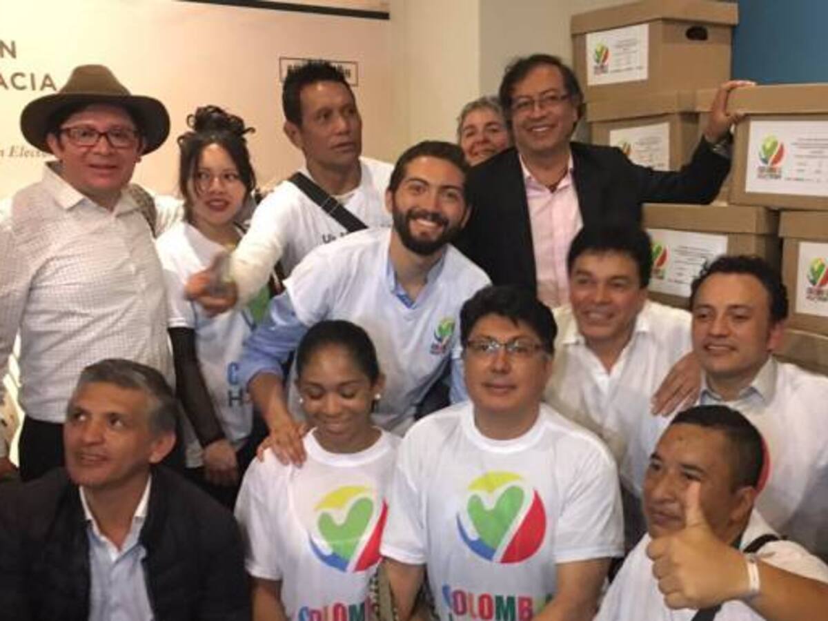 Petro presenta 846.000 firmas de apoyo a su aspiración presidencial