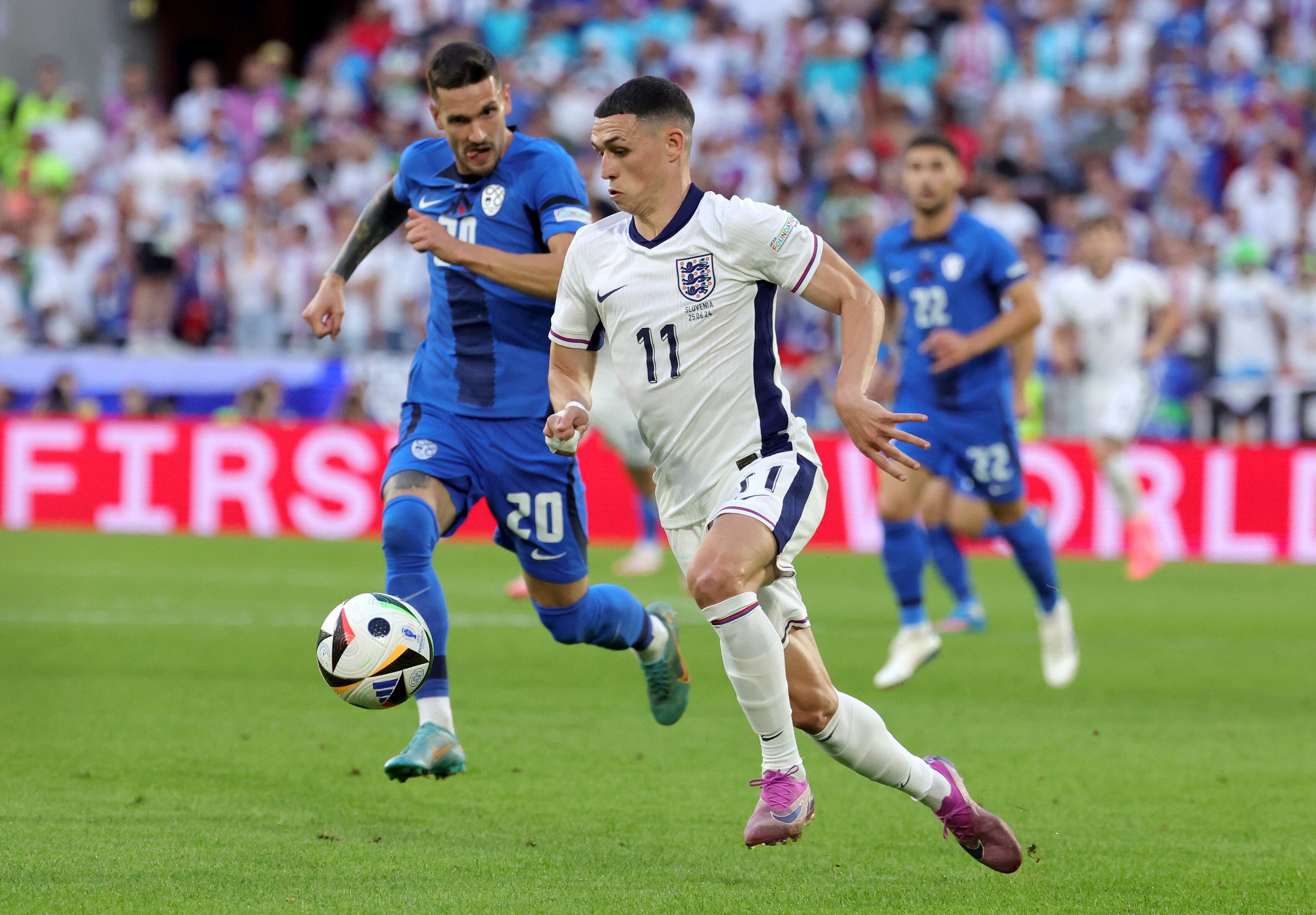 -FOTODELDÍA- COLONIA (Alemania), 25/06/2024.- Phil Foden (d) de Inglaterra, en acción durante el partido del Grupo C de la Eurocopa que disputan Eslovenia e Inglaterra en Colonia, Alemania. EFE/OLIVIER MATTHYS