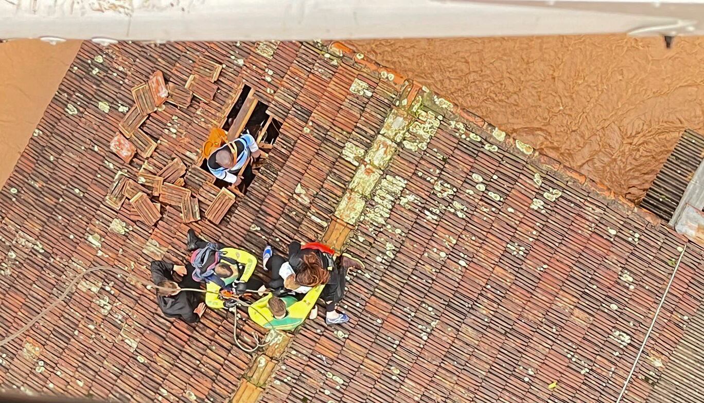 AME6861. VALE DO TAQUARI (BRASIL), 05/09/2023.- Fotografía cedida hoy por el Batallón de Aviación de la Brigada Militar de bomberos rescatando personas de los techos de sus casas, después que un nuevo ciclón por el sur de Brasil, hoy en Vale Do Taquari (Brasil). El número de fallecidos por el paso de un ciclón extratropical que avanza desde el lunes por la región sur de Brasil aumentó a 22 en los estados de Rio Grande do Sul y Santa Catarina, informaron este martes fuentes oficiales. Rio Grande do Sul, fronterizo con Argentina y Uruguay, es la región más golpeada por el ciclón, con un balance preliminar de 21 fallecidos y alrededor de 4.000 evacuados, según anunció el gobernador regional, Eduardo Leite, en una rueda de prensa. EFE/ Batallón De Aviación De La Brigada  Militar SOLO USO EDITORIAL/NO VENTAS/SOLO DISPONIBLE PARA ILUSTRAR LA NOTICIA QUE ACOMPAÑA/CRÉDITO OBLIGATORIO