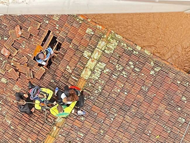 AME6861. VALE DO TAQUARI (BRASIL), 05/09/2023.- Fotografía cedida hoy por el Batallón de Aviación de la Brigada Militar de bomberos rescatando personas de los techos de sus casas, después que un nuevo ciclón por el sur de Brasil, hoy en Vale Do Taquari (Brasil). El número de fallecidos por el paso de un ciclón extratropical que avanza desde el lunes por la región sur de Brasil aumentó a 22 en los estados de Rio Grande do Sul y Santa Catarina, informaron este martes fuentes oficiales. Rio Grande do Sul, fronterizo con Argentina y Uruguay, es la región más golpeada por el ciclón, con un balance preliminar de 21 fallecidos y alrededor de 4.000 evacuados, según anunció el gobernador regional, Eduardo Leite, en una rueda de prensa. EFE/ Batallón De Aviación De La Brigada Militar SOLO USO EDITORIAL/NO VENTAS/SOLO DISPONIBLE PARA ILUSTRAR LA NOTICIA QUE ACOMPAÑA/CRÉDITO OBLIGATORIO