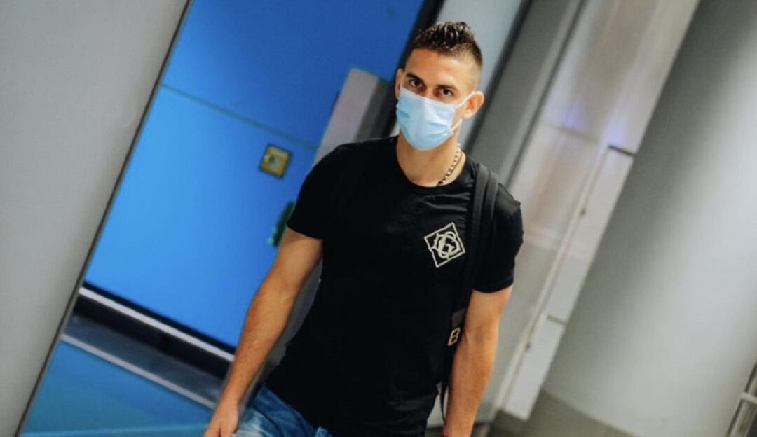 Rafael Santos Borré tras su llegada al aeropuerto de Fráncfort.