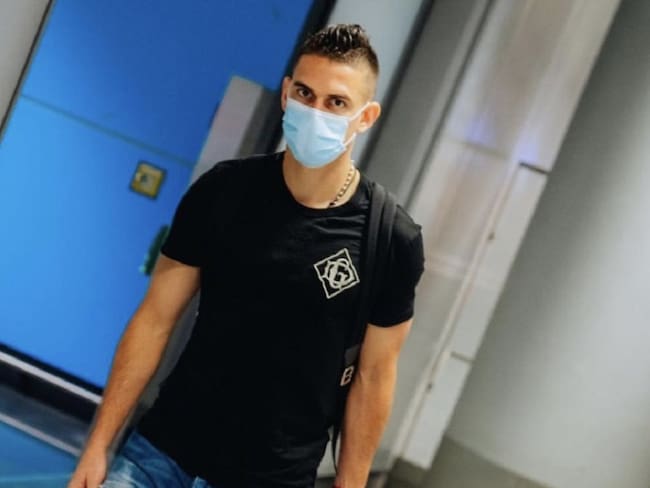 Rafael Santos Borré tras su llegada al aeropuerto de Fráncfort.