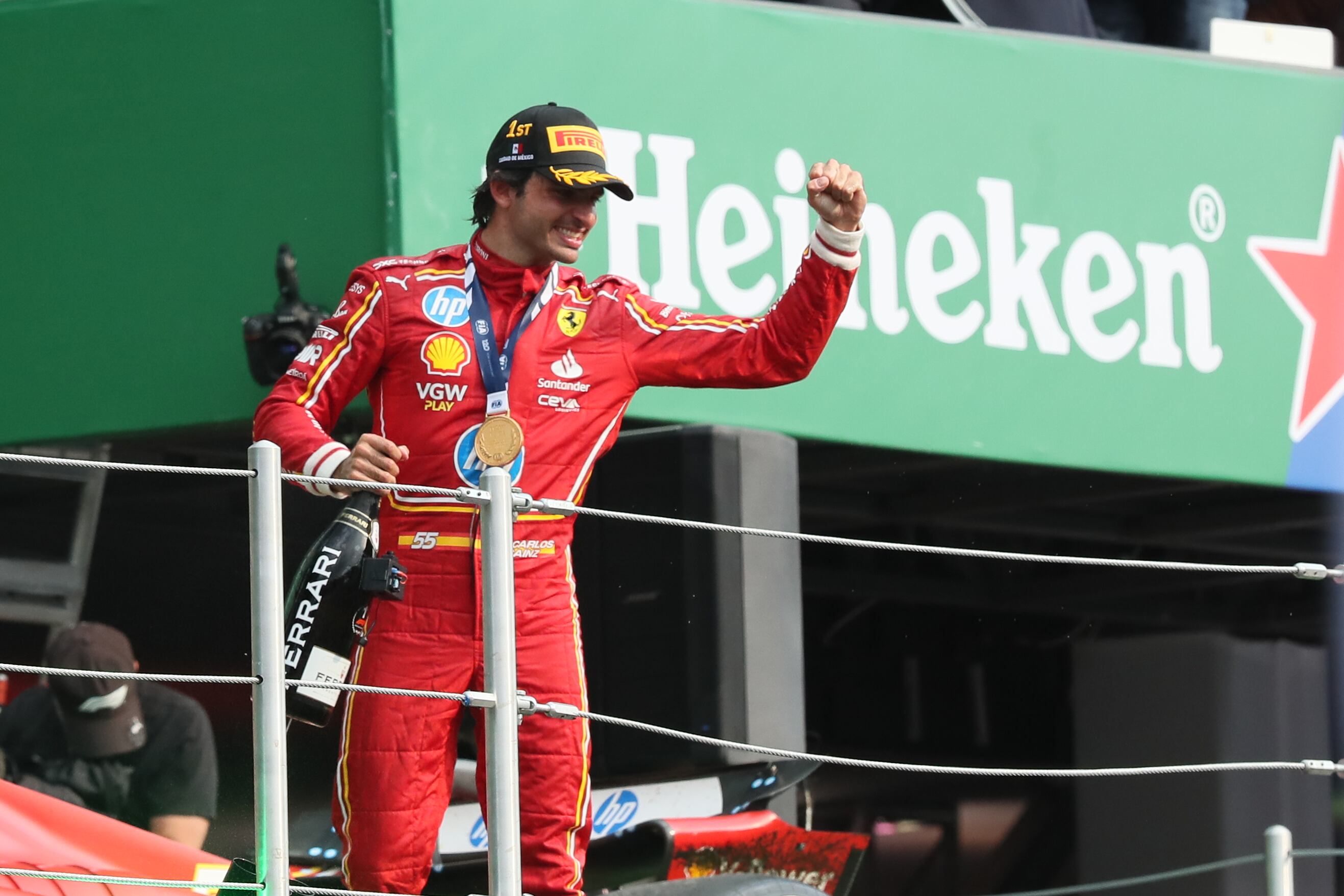 EVE5236. CIUDAD DE MÉXICO (MÉXICO), 27/10/2024.- El español Carlos Sainz de Ferrari celebra al ganar el Gran Premio de México de la Fórmula 1 este domingo, en el Autódromo de los Hermanos Rodríguez en Ciudad de México (México). EFE/ Mario Guzmán