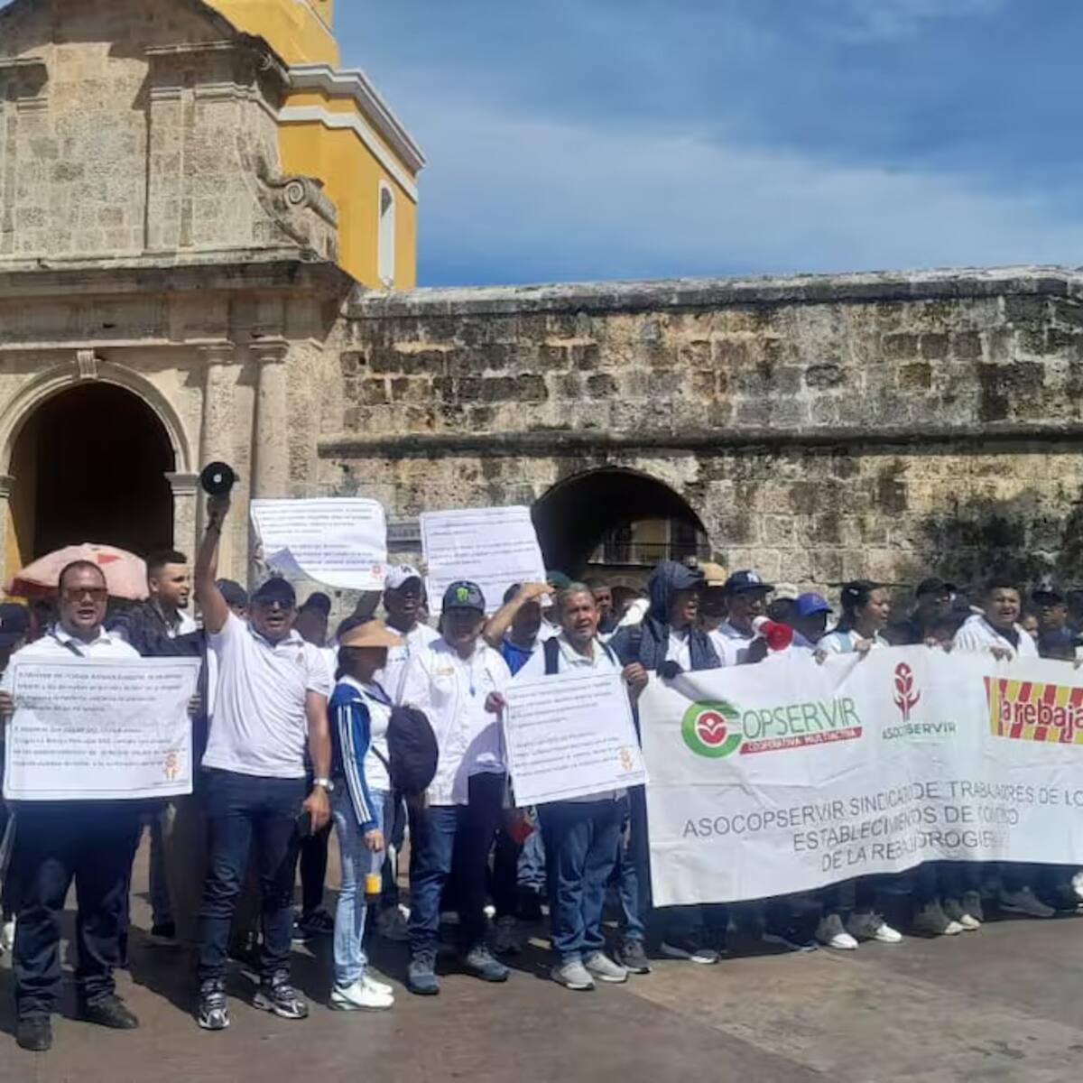 Trabajadores de Drogas La Rebaja protestaron en el centro histórico de Cartagena: pidieron garantías