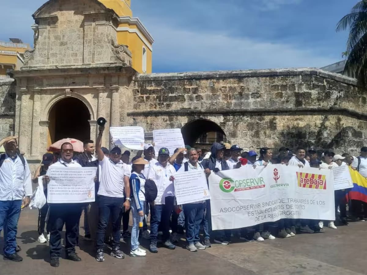 Trabajadores de Drogas La Rebaja protestaron en el centro histórico de Cartagena: pidieron garantías
