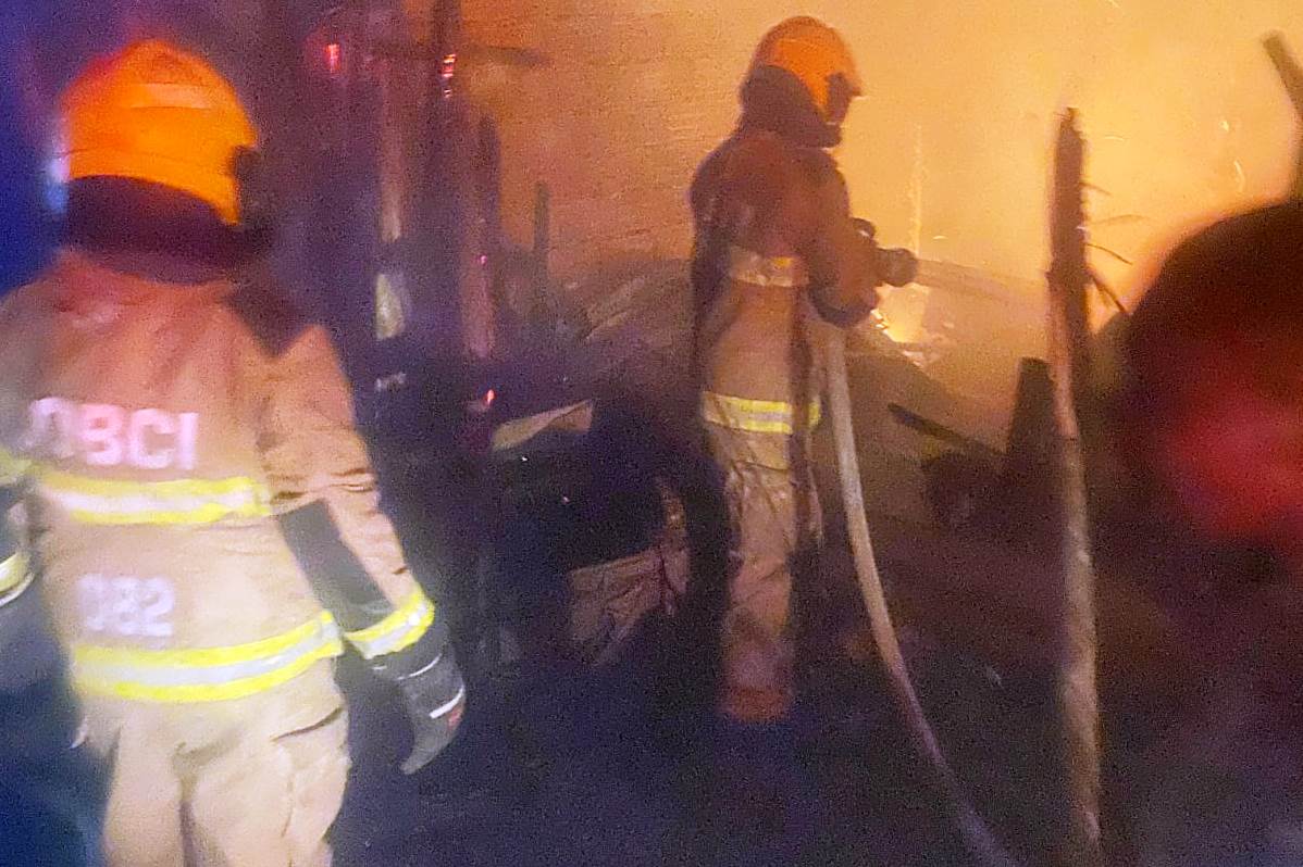 Dos heridos y cinco viviendas afectadas por incendio en invasión de Cartagena