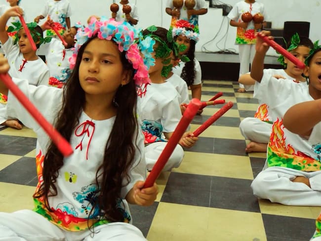 La formación en habilidades artísticas, deportivas y tecnológicas más allá del aula de clase comienza una vez los docentes detectan las aptitudes de cada estudiante. | Foto: Caracol Radio