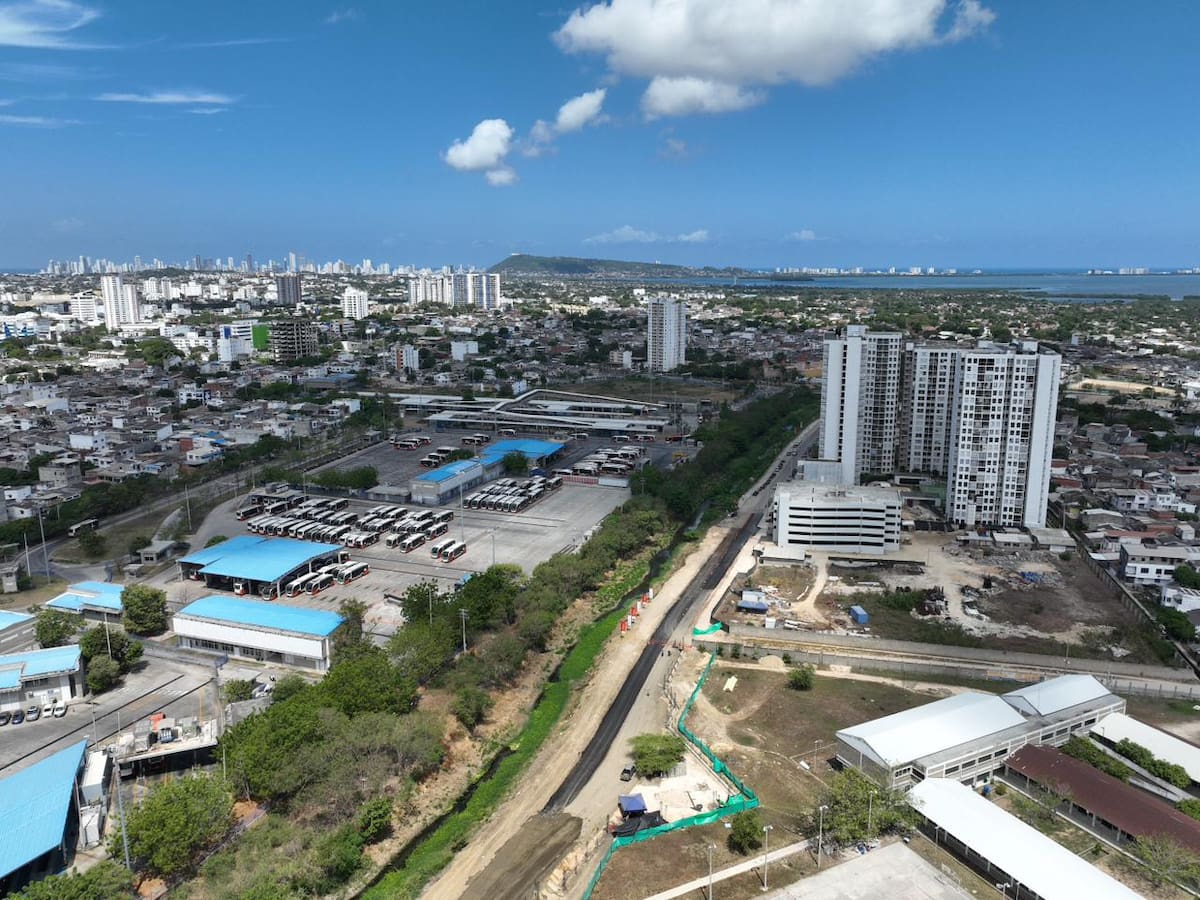 Avance en Intercambiador de La Carolina: Inicia pavimentación en vía Territorio Mío - Parque Heredia