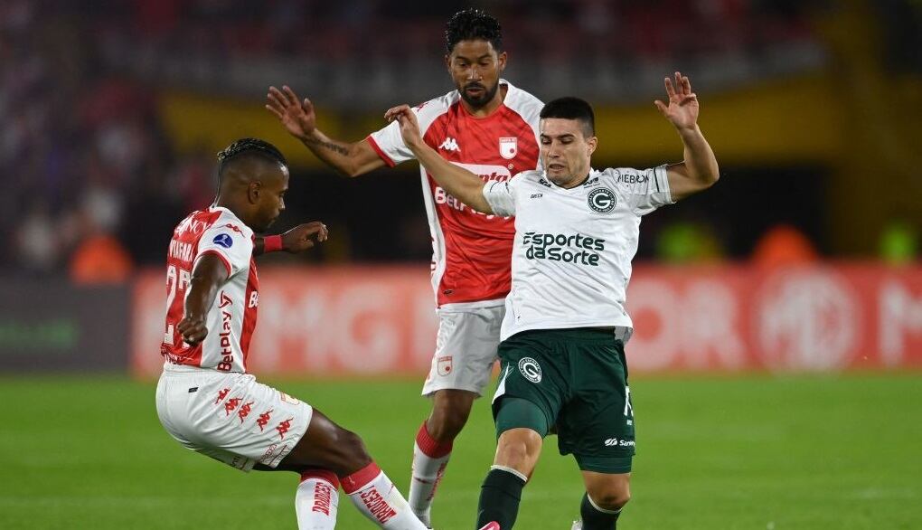 Julian Palacios, delantero de Goiás en un duelo con Christian Marrugo y Fabián Viafara (Photo by JUAN BARRETO / AFP) (Photo by JUAN BARRETO/AFP via Getty Images)