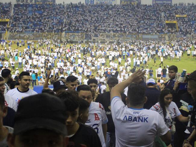 Estampida en estadio de El Salvador: ¿en qué falló la logística del evento?