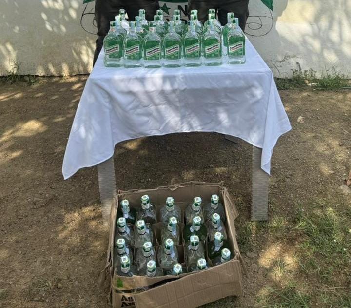 3)	Incautan cerca de 40 botellas de licor adulterado que iban a ser distribuidas en un corregimiento de Montería. Foto: Policía Metropolitana de Montería.