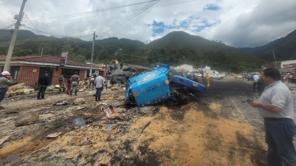 Accidente en vía Tunja- Bucaramanga deja lesionados y viviendas afectadas