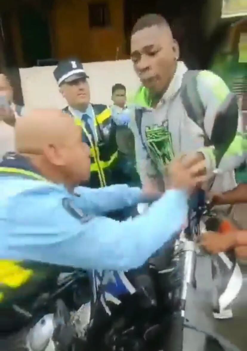 Durante el operativo el conductor intentó huir, tras agredir a los agentes de tránsito. Foto: Denuncias Antioquia.