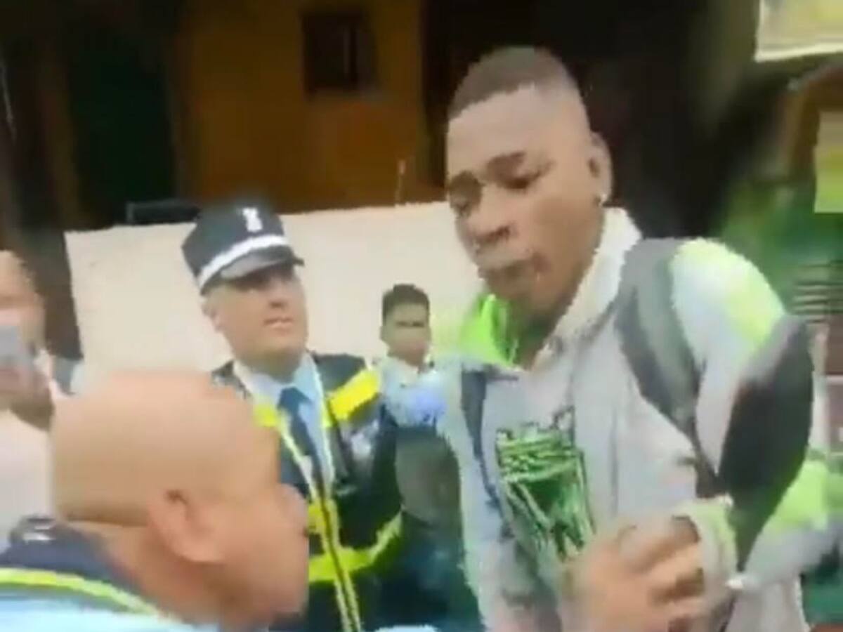 Un motociclista sin casco y sin documentos agredió a dos agentes de tránsito en Medellín