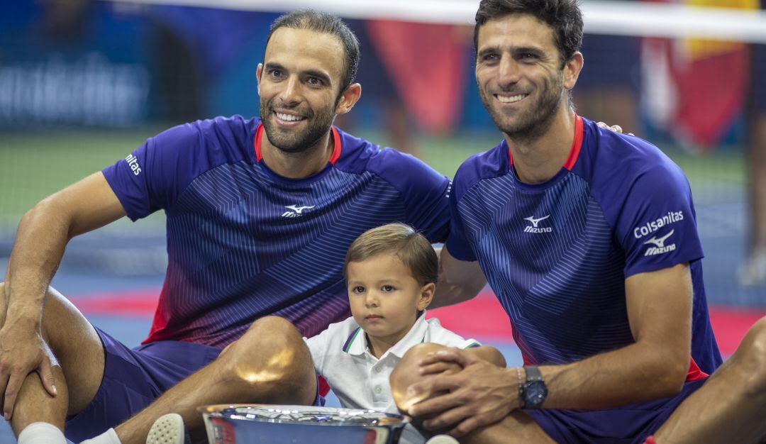 Juan Sebastián Cabal (izq.) junto a su hijo (cen.) y Robert Farah (der.)