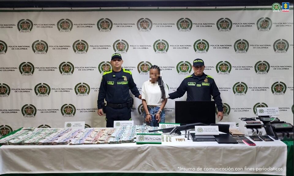 Mujer capturada con 700 millones de pesos en Medellín