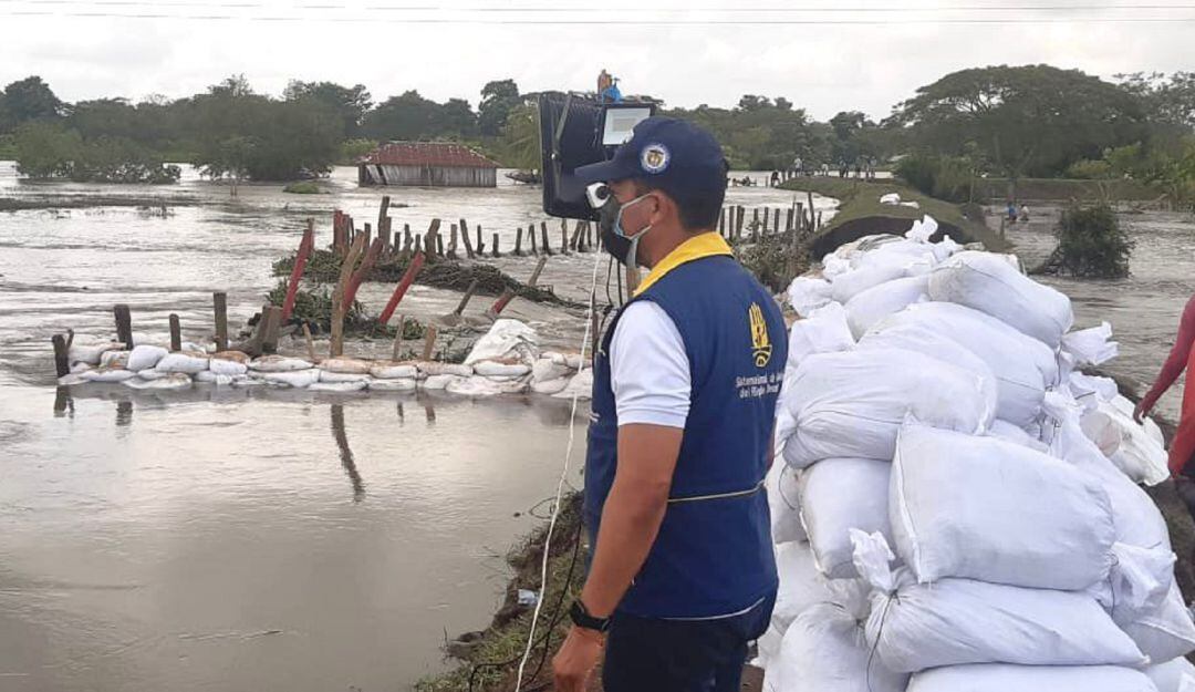 La Unidad de Gestión del Riesgo y la Gobernación entregaron 20 mil costales, 500 big bag y maquinaria amarilla para tapar el chorro La Victoria