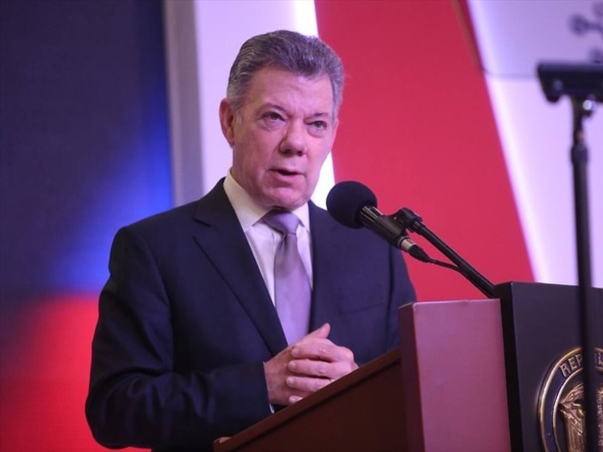 Tripulación del avión presidencial homenajeó a Juan Manuel Santos en pleno vuelo