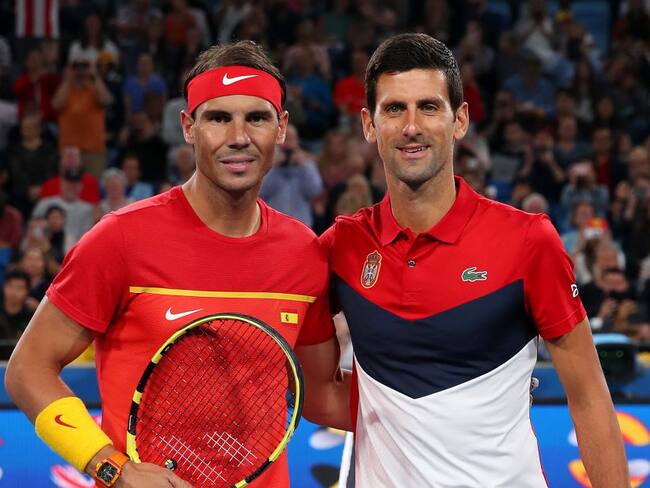 Rafael Nadal (izq.) junto a Novak Djokovic (der.) en un partido de la ATP Cup 2020.