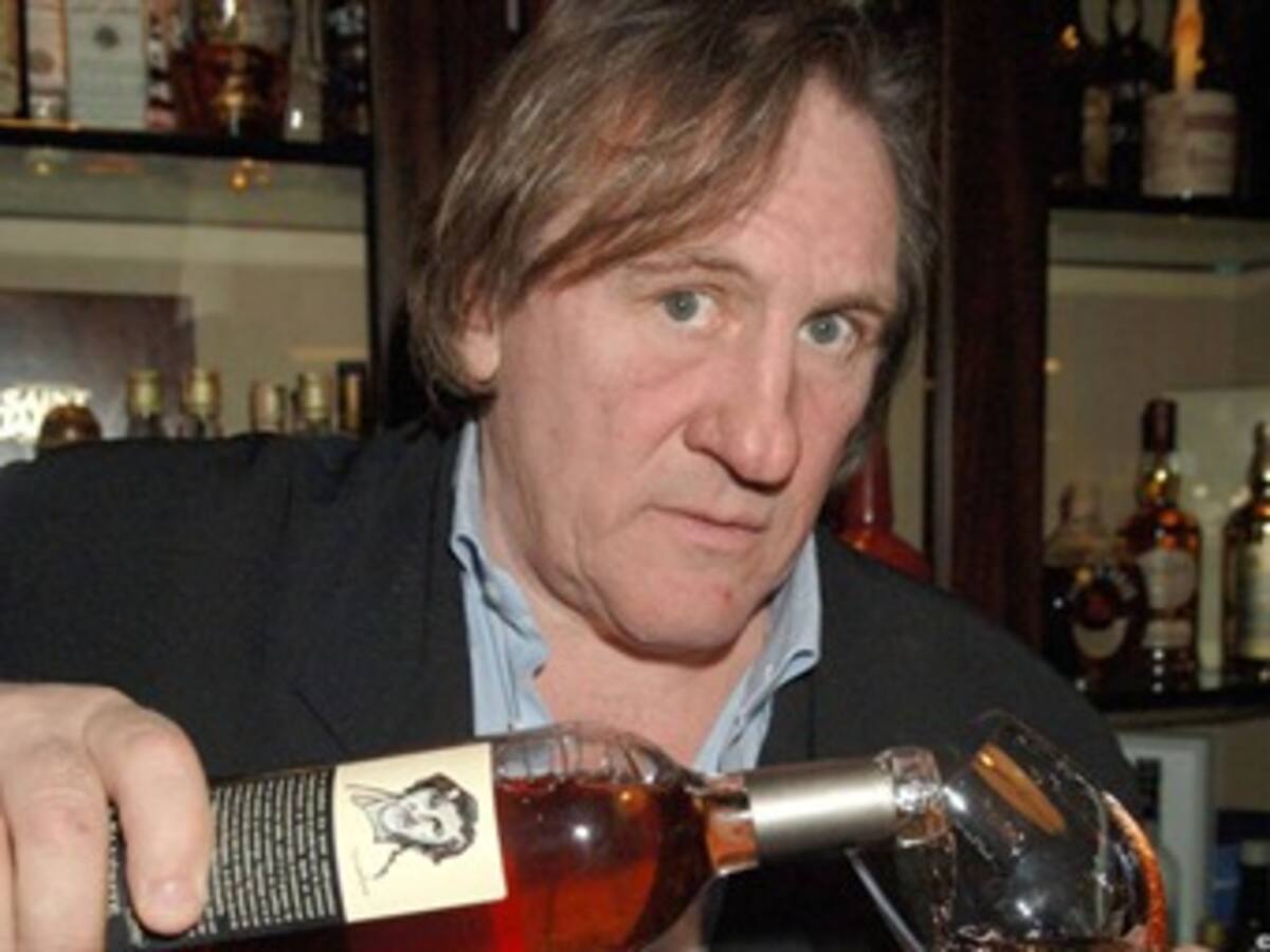 Actor Gérard Depardieu orina ebrio en el pasillo de un avión