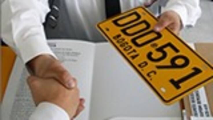 Continúan las dificultades con la expedición de matrículas de vehículos en Bogotá por la implementación del Runt