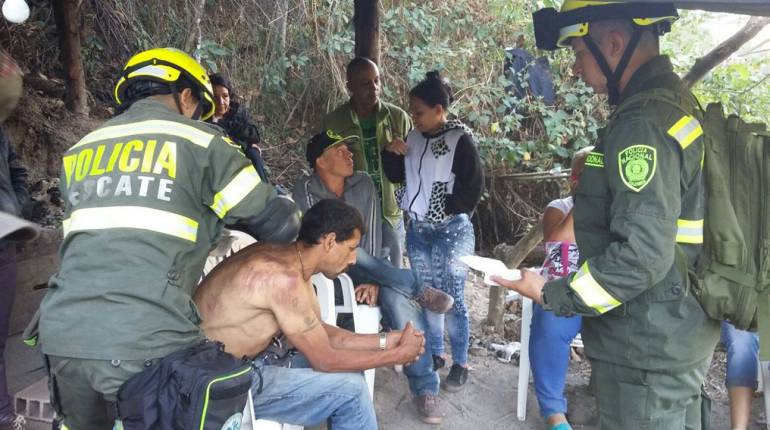 Atención del único sobreviviente al accidente en la mina de Angelópolis. 