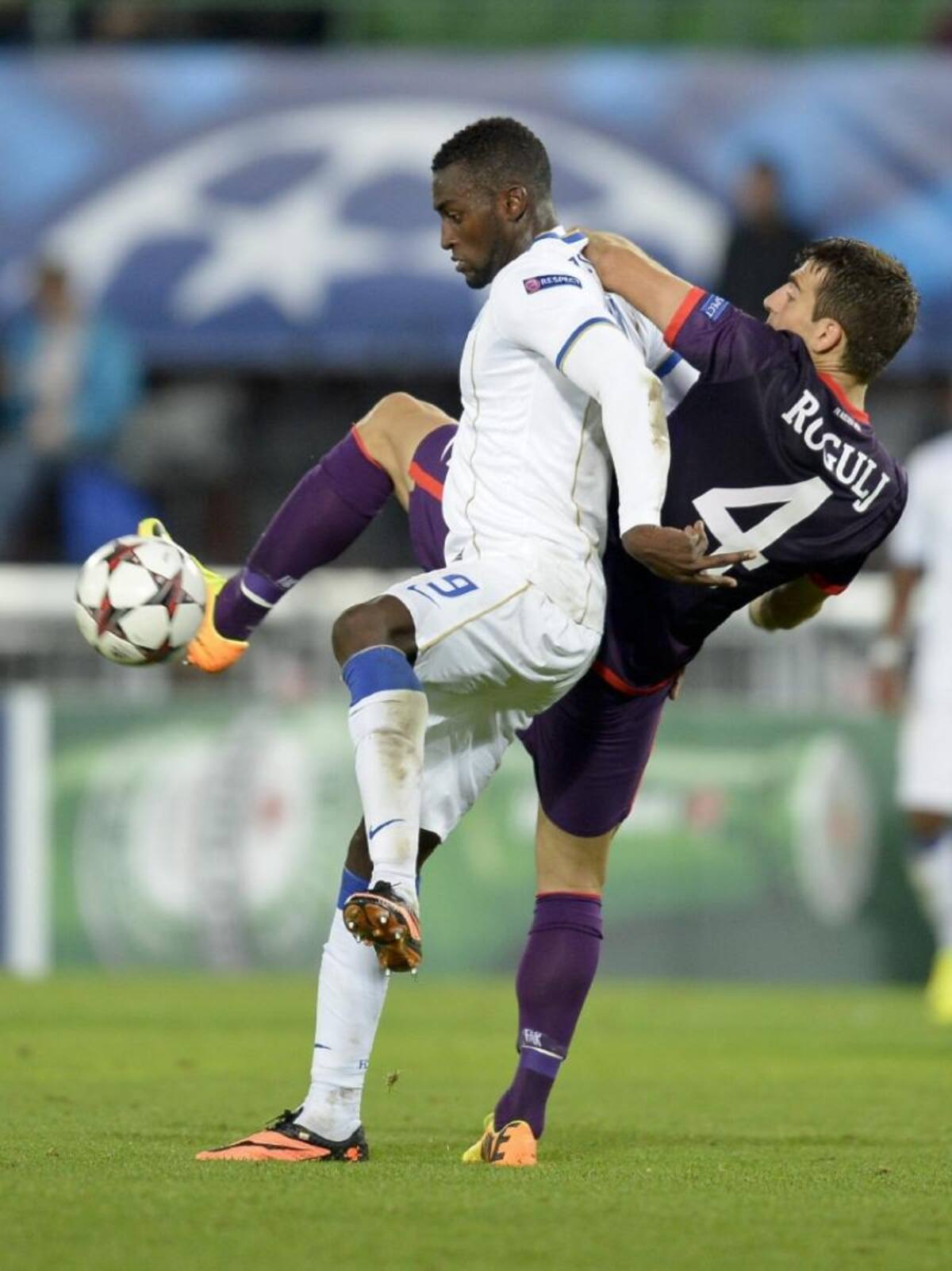 Jackson Martínez en acción ante Austria de Viena.